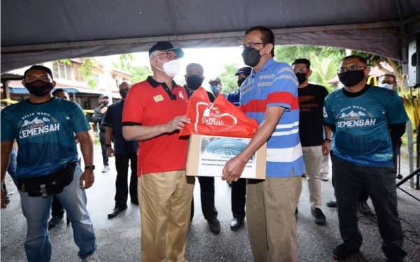 Bekas Perdana Menteri, Datuk Seri Najib Tun Razak menyampaikan sumbangan kepada penduduk yang terjejas akibat tanah runtuh di Kemensah. - Foto Sinar Harian/ Rosli Talib