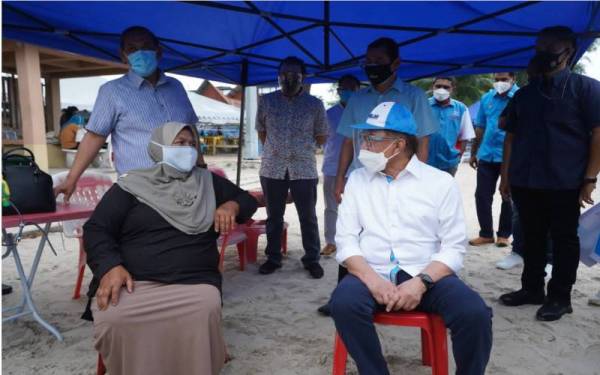 Anwar (kanan) sempat beramah mesra dengan pengunjung di pantai Teluk Kemang pada Sabtu.