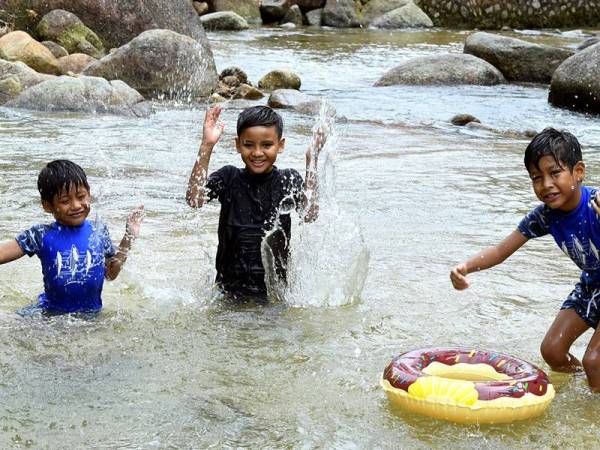 Kanak-kanak mengambil kesempatan mandi manda di Taman Rekreasi Ulu Bendul, ketika tinjauan Pelan Pemulihan Negara, hari ini.