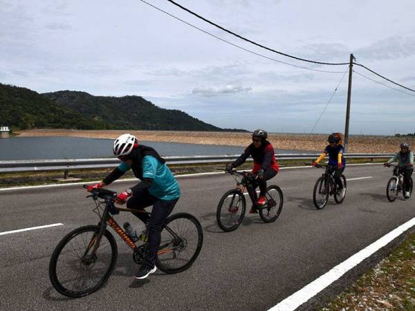 Orang ramai melakukan aktiviti riadah berbasikal ketika tinjauan di kawasan Empangan Teluk Bahang, hari ini.