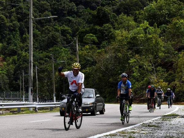 Orang ramai melakukan aktiviti riadah berbasikal ketika tinjauan di kawasan Empangan Teluk Bahang, hari ini.
