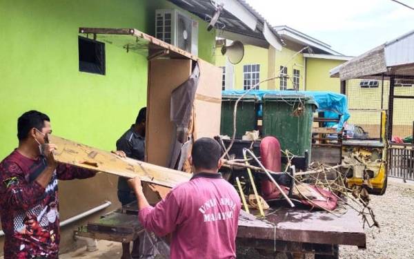 Peralatan pembelajaran termasuk perabot tidak sempat diselamatkan berikutan air sungai melimpah sejak awal pagi Khamis.