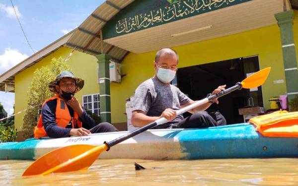 Petugas membuat pemeriksaan ke kawasan dinaiki air dekat Maahad Al-Iman Li Ulumil Quran.
