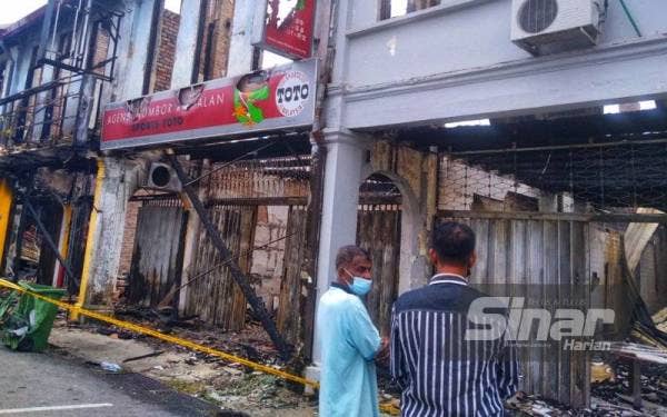 Deretan premis kedai yang musnah dalam kebakaran pada Jumaat.