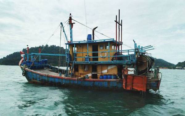 Bot nelayan tempatan dalam keadaan mencurigakan ditahan di kedudukan 0.4 batu nautika timur Pangkor Utara pada Jumaat.