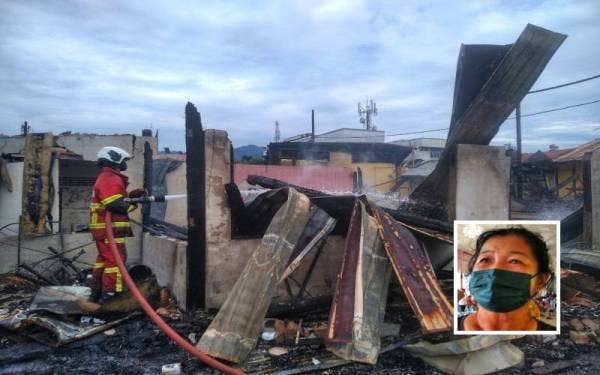 Anggota bomba memadamkan kesan-kesan kebakaran di Kampung Baru Karak. (Gmbar kecil, Yuet Thai)