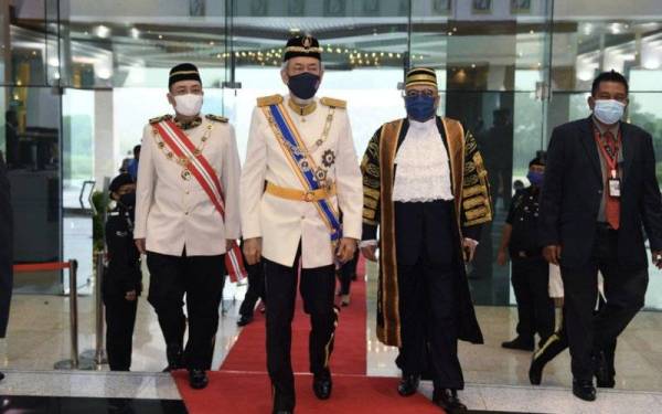 Yang di-Pertua Negeri Sabah Tun Juhar Mahiruddin diiringi Ketua Menteri Sabah Datuk Hajiji Noor dan Speaker Dewan Undangan Negeri Sabah Datuk Kadzim M Yahya ketika tiba pada pembukaan Mesyuarat Pertama Penggal Kedua Persidangan Dewan Undangan Negeri (DUN) Sabah ke-16 di Bangunan DUN Sabah hari ini.- Foto Bernama