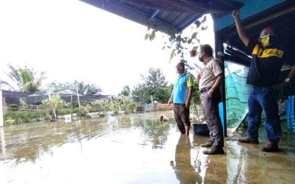 Dr Noor Azmi (dua dari kiri) ketika meninjau keadaan banjir di Tanjung Bugis, Bagan Serai pada Sabtu.