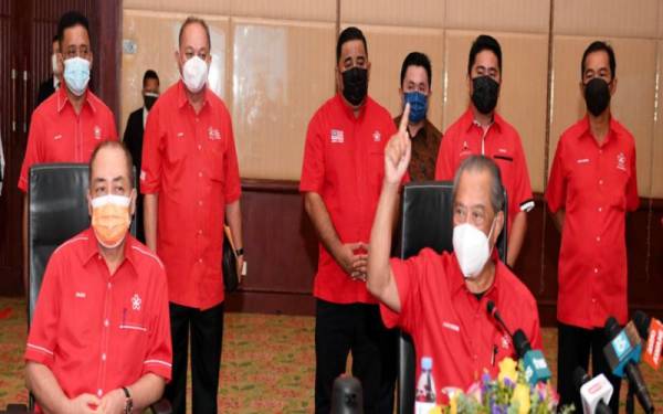 Muhyiddin bersama Hajiji pada sidang media selepas Mesyuarat Badan Pimpinan Bersatu Sabah pada Sabtu. - Foto Bernama