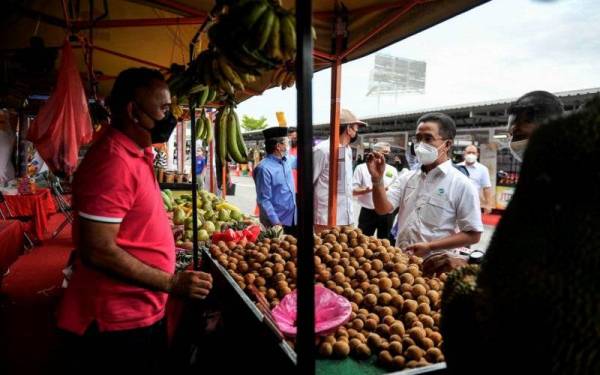Timbalan Ketua Pengarah (Operasi) Lembaga Pemasaran Pertanian Persekutuan (FAMA) Abdul Rashid Bahri (kanan) melawat tapak jualan pada Program Karnival Jualan Terus Dari Ladang (JTDL) di Giant Hypermarket, Setapak hari ini. - Foto Bernama