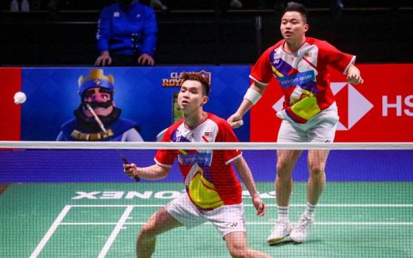 Aksi Aaron (kanan) dan Wooi Yik ketika menentang Takuro Hoki -Yugo Kobayashi dalam aksi separuh akhir Piala Sudirman di Vantaa, Finland, malam ini. Foto EPA