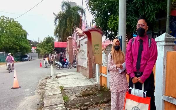 Suasana di hadapan sebuah sekolah menengah di Tumpat kembali sibuk selepas kerajaan membenarkan semula sesi pengajaran secara bersemuka di bawah PPN pada Ahad.