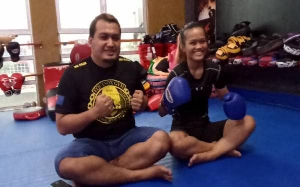 Syafiqah mendapat bimbingan daripada abangnya Md Shfid yang juga merupakan jurulatih Muay Thai.