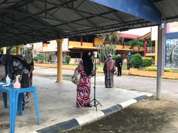 Nur Fakihah memakai baju kurung biasa ketika kembali ke SMK Raja Sakti, Kota Bharu pada hari pertama sesi persekolahan pada Ahad. Foto SINAR HARIAN