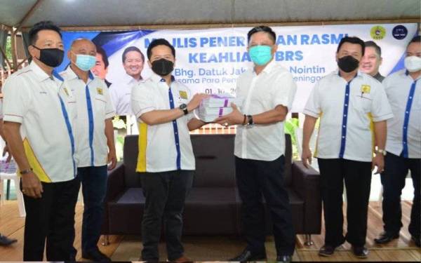 Arthur menerima borang keahlian daripada Jake yang menyertai PBRS bagi Parlimen Keningau.