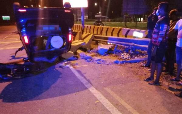 Kereta dipandu mangsa yang terbabas dalam kemalangan di Jalan Saujana Impian, Kajang pada Ahad.
