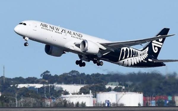 Bermula Februari 2022, hanya pelanggan yang lengkap vaksin Covid-19 dibenarkan menaiki pesawat penerbangan Air New Zealand. - Foto Bernama