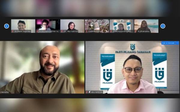 Mukhriz (kiri) bersama Abu Hafiz (kanan) dalam program Pejuang Muda Virtual Hunt: Rasuah Musuh Negara secara dalam talian pada Ahad.