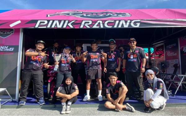 Kru pasukan Pink Racing meraikan kemenangan Harith yang menduduki tempat ketiga kelas CP125 di Kuala Terengganu pada Ahad.