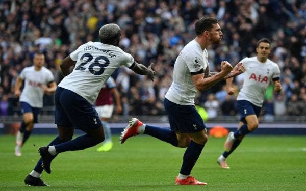 Pierre-Emile Hojbjerg (tengah) meraikan jaringan pembukaan Tottenham Hotspur ketika melayan kunjungan Aston Villa di Stadium Tottenham Hotspur, London. - Foto AFP