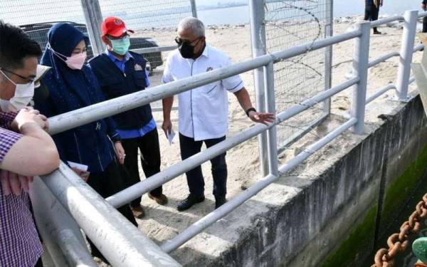 Noorazam ( kanan) melawat lokasi 'hotspot' banjir di sekitar bandar raya Johor Bahru.