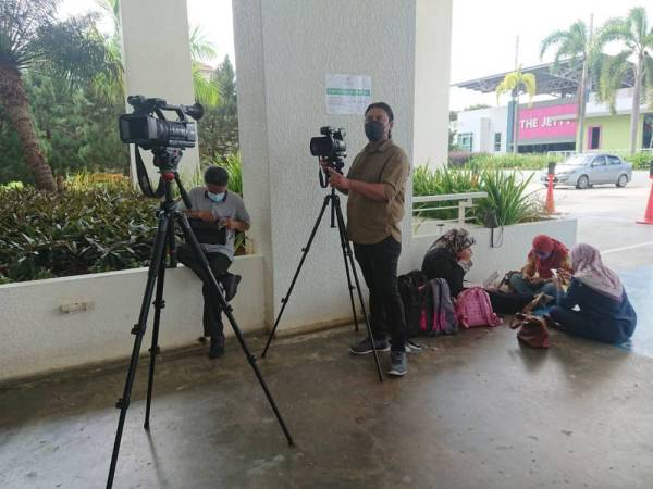 Pengamal media berkumpul di sebuah hotel di Banda Hilir, di sini, pada Isnin.