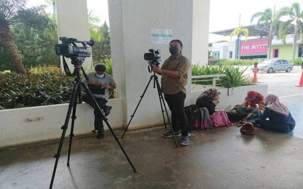 Pengamal media berkumpul di sebuah hotel di Banda Hilir, di sini, pada Isnin.