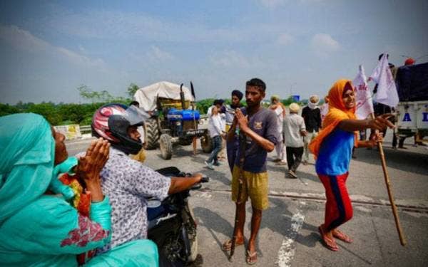 Sekurang-kurangnya lima orang termasuk dua petani terbunuh dan berbelas yang lain cedera dalam tunjuk perasaan di utara Uttar Pradesh pada Ahad. - Foto Bernama