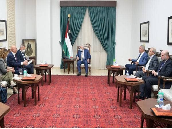 Presiden Palestin, Mahmud Abbas (tengah) menerima kunjungan daripada delegasi
Israel di Ramallah pada Ahad. - Foto WAFA