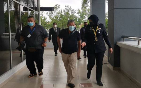 Lai Ching Wau (dua dari kanan) dihadapkan ke Mahkamah Sesyen Seremban pada Isnin.