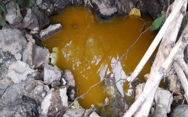 Kilang berasaskan makanan didapati melepaskan sisa minyak makanan melalui longkang dan seterusnya ke Sungai Balak, Kajang.