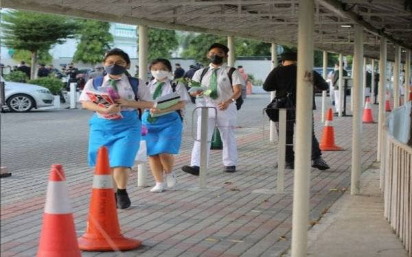 Seramai 108 calon STPM SMK St Michael, Ipoh hadir mengikuti sesi persekolahan secara bersemuka yang bermula pada Isnin.