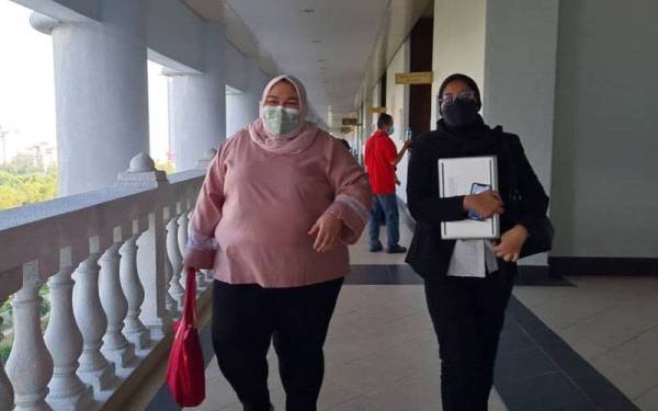 Siti Bainun (kiri) hadir di Mahkamah Sesyen Kuala Lumpur pada Isnin bagi menghadapi prosiding kes pengabaian kanak-kanak perempuan sindrom down berusia 13 tahun.