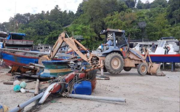 Maritim Malaysia Pulau Pinang memusnahkan empat buah bot pukat rawa sorong pada Isnin.