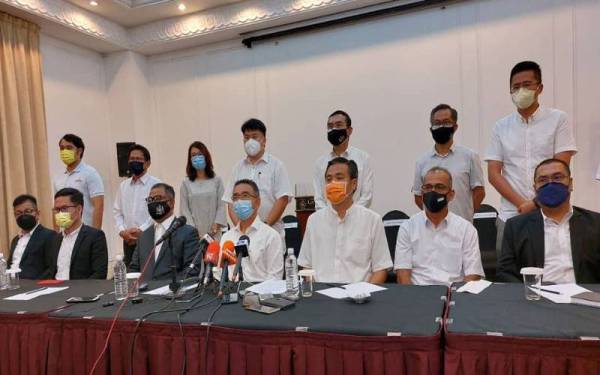 Adly (empat dari kiri) ketika sidang akhbar PH Melaka di sebuah hotel di Bandaraya Melaka pada Isnin.