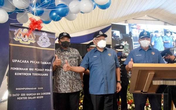 Hamzah (tengah) ketika merasmikan Majlis Pecah Tanah Pembinaan Ibu Pejabat Polis Kontinjen (IPK) Terengganu, di sini pada Isnin.