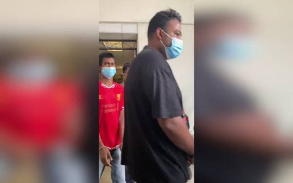 Noor Kalam (kiri) dan Mohd Shabo (kanan) dibawa keluar dari Mahkamah Sesyen Alor Setar pada Isnin. Foto : SPRM KEDAH