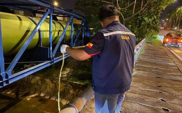 Pemeriksaan petugas LUAS di lokasi pencemaran.