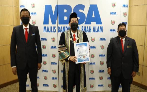 Zamani (tengah) optimis berlaku peningkatan 2.5 peratus atau kira-kira RM8 juta dalam kutipan cukai taksiran pada tahun hadapan.