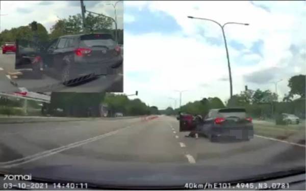 Video tular di media sosial memaparkan seorang wanita terjatuh dari sebuah kenderaan di Seksyen 7, Shah Alam pada Ahad.