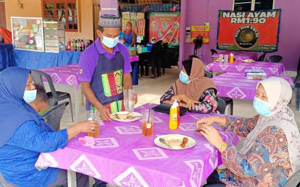 Rosli melayan pelanggan yang datang ke kedainya di Kampung Kubang Palas, Banggu, Kota Bharu.