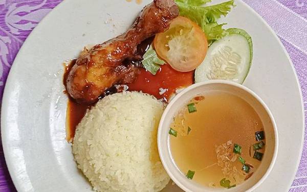 Pelanggan memberikan respon positif terhadap hidangan berharga RM1.90 ini dan menyifatkan potongan ayam bersama nasi serta lauk lain berbaloi.
