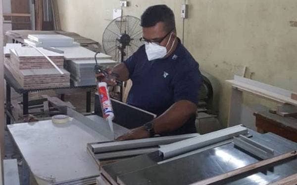 Muhamad Zamzuri mementingkan ketelitian setiap kali melakukan kerja-kerja pertukangan.