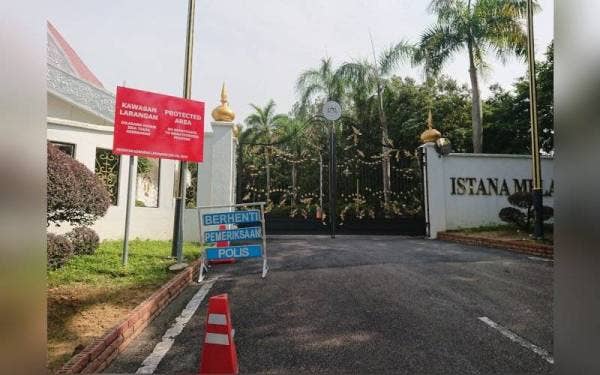 Suasana di pekarangan Istana Melaka.