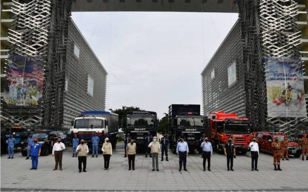 Ismail Sabri bergambar bersama pegawai-pegawai agensi di bawah Agensi Pengurusan Bencana Negara (NADMA) selepas menyempurnakan majlis Pelancaran Bulan Kesiapsiagaan Nasional 2021 di pekarangan Laman Kompleks Perbadanan Putrajaya, pada Selasa.