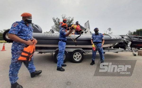 Che Adam (tengah) ketika merasmikan program retreat kesiapsiagaan menghadapi MTL 2021/2022 peringkat APM Pahang di Pejabat APM Beserah pada Selasa.