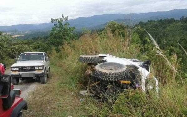 Pacuan empat roda yang dipandu mangsa terbalik selepas terlibat dalam kemalangan di Kampung Poring, Membakut, Beaufort.