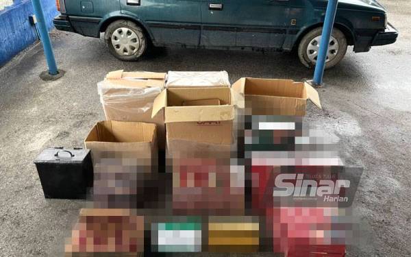 Sebahagian rokok seludup yang dijumpai disorokkan dalam kereta oleh seorang suspek di Kampung Gong Kala, Pasir Puteh.