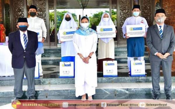 Tengku Permaisuri Selangor (depan, tengah) bersama tetamu yang hadir selepas majlis berkenaan yang berlangsung di Istana Bukit Kayangan, di sini. Foto: Ihsan Facebook Selangor Royal Office.