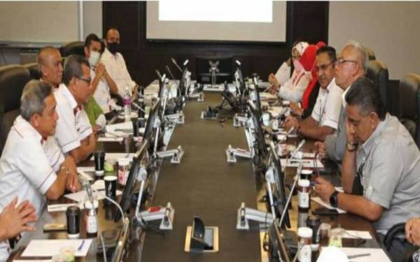 Noh (barisan dua dari kanan) mewakili UMNO dan Ahmad Yunus (barisan dua dari kiri) mewakili Pas Selangor hadir pada mesyuarat MN yang berlangsung, pada Selasa.